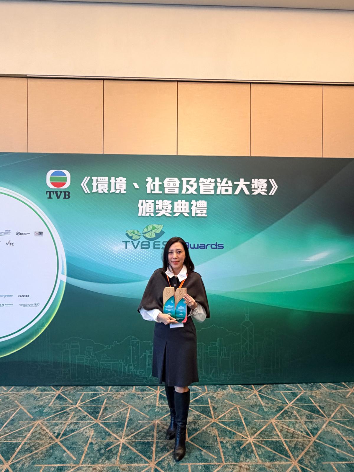 APEL 代表手持 2025 TVB ESG 环境及社会创新科技大奖奖座
